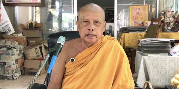 นนทบุรี พระพยอมติง วัยรุ่นคึกคนองลูบศีรษะรูปหล่อพระพุฒาจารย์ โต ควรรู้ที่สูงที่ต่ำ