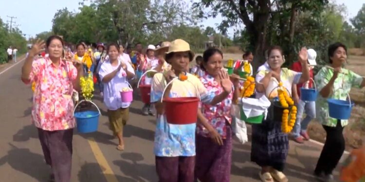 สกลนคร บ้านน้ำพุจัดงานประเพณีหาบน้ำทิพย์สรงรอยพระพุทธบาทปีแรก