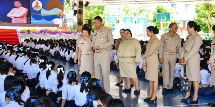 นายธวัชชัย ศรีทอง ผู้ว่าราชการจังหวัดชลบุรี เป็นประธานนำคณะผู้บริหารหน่วยงานในสังกัดกระทรวงศึกษาธิการ อาทิ นางสาวจุฑารัตน์ ศรีนวลปาน ศึกษาธิการจังหวัดชลบุรี พร้อมเจ้าหน้าที่ที่เกี่ยวข้อง ร่วมจัดกิจกรรม “ผู้ว่าฯ มาหาน้อง” จังหวัดชลบุรี ประจำปี 2568