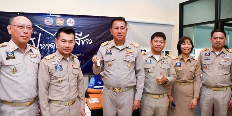 นายธวัชชัย ศรีทอง ผู้ว่าราชการจังหวัดชลบุรี นำคณะประกอบด้วย รองผู้ว่าราชการจังหวัดชลบุรี หัวหน้าส่วนราชการ ข้าราชการ พนักงาน และบุคลากรในสังกัดกระทรวงมหาดไทย จังหวัดชลบุรี เข้ารับการตรวจหาสารเสพติดในร่างกาย ภายใต้โครงการ “มหาดไทยสีขาว สร้างพื้นที่ปลอดภัย หยุดยั้งยาเสพติด (Safe Zone No Drug)