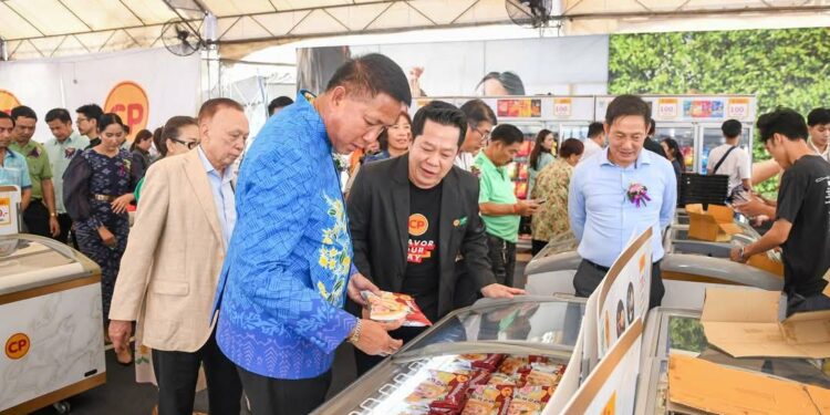 นายธวัชชัย ศรีทอง ผู้ว่าราชการจังหวัดชลบุรี เป็นประธานเปิดงานมหกรรมสร้างรายได้ชุมชนและของดีชลบุรี “ช้อป ชม ชิล” ประจำปี 2568