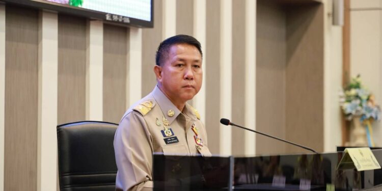 ผู้ว่าราชการจังหวัดชลบุรีเป็นประธานเปิดประชุมสภาเทศบาลนครบ้านสวนครั้งแรก พร้อมประดับเครื่องหมายอินทรธนูให้กับนายกเทศมนตรีนครบ้านสวน และสมาชิกสภาเทศบาลนครบ้านสวน