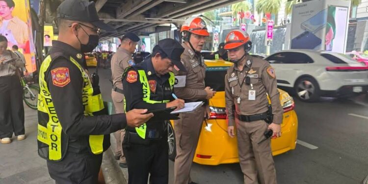 ตร.ท่องเที่ยว,ตำรวจจราจรและเจ้าหน้าที่ขนส่ง…ลงพื้นที่จับกุมแท็กซี่โก่งราคาย่านปทุมวันและรอบพระบรมมหาราชวัง