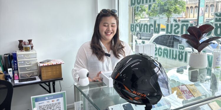 นนทบุรี วงจรปิด ชายแสบตีเนียนขอซื้อมือถือ วางหมวกกันน็อกลวงเป็นหลักประกันอ้าว “เดี๋ยวกลับมา” ก่อนฉกมือถือหนี