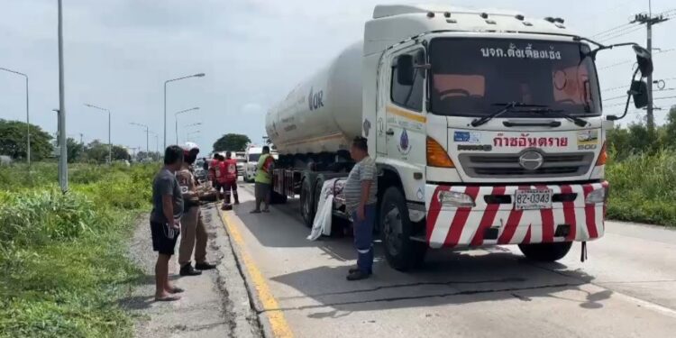 แม่เศร้าลูกชายชวนแม่ต้ม บะหมี่กึ่งสำเร็จรูปกินข้าวเที่ยงที่บ้าน ยังไม่ทันได้กินขี่รถจักรยานยนต์ออกไปข้างนอกถูกรถพ่วงทับเสียชีวิตคาที ใต้ซุ้มล้อ