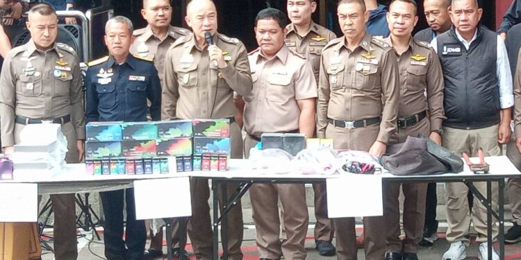 รอง ผบ.ตร.นำทีมแถลงจับแก๊งทรชน ร่วมกันปล้นบุหรี่ไฟฟ้าของกลาง ของกรมศุลกากร….ก่อนถอยรถชน รปภ.ดับอนาถ