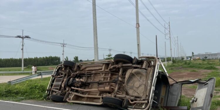 รถบรรทุกปูนชนท้ายรถตู้รับส่งนักเรียนคว่ำบาดเจ็บเล็กน้อย 19 ราย ฉุกเฉินเร่งด่วน 1รายส่งต่อ ทำ ct scanและติดตามอาการ   