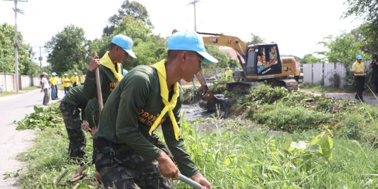 มทบ.11 มอบ หน่วยทหาร นพค.11 สนภ.1 นทพ. จัดกิจกรรม “จิตอาสาต้านภัยแล้ง” พื้นที่นครปฐม 