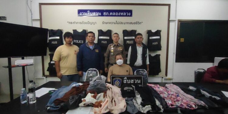 ปทุมธานี ตร.จับแล้วหนุ่มตระเวนขโมยเสื้อผ้าร้านสะดวกซักกว่า 20 ครั้งรับเอาไปใส่เอง
