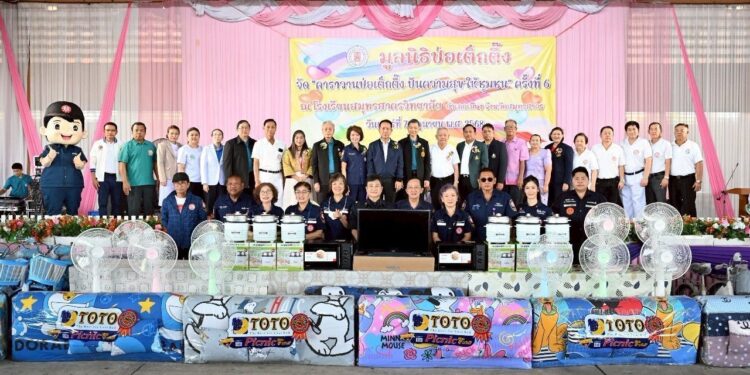 มูลนิธิป่อเต็กตึ๊ง ปันความสุขสู่ภูมิภาค.. ยกทัพอาสาสมัครศิลปิน และของรางวัลหลากหลายรายการ จัดคาราวานป่อเต็กตึ๊ง ปันความสุข ให้ชุมชน” มอบความสุขให้แก่ชาวสมุทรสาคร