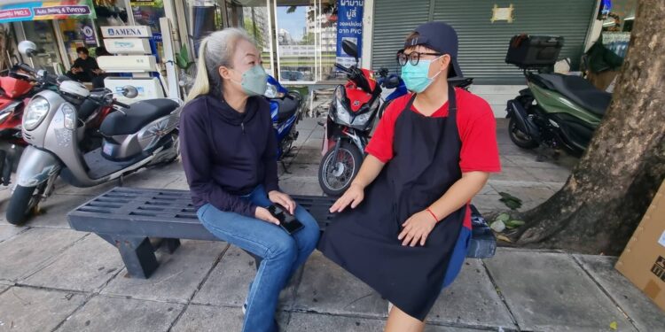 นนทบุรี ตำรวจส่งกล่องใส่เงิน 12 ล้านบาทให้เจ้าหน้าที่พิสูจน์หลักฐานนำไปตรวจสอบลายนิ้วมือแฝง และประสานธนาคาร ตรวจสอบเส้นทางการเงินคาดว่าจะ ทราบรายละเอียดภายใน 3 วันพร้อม เปิดใจสาวที่พบกล่องใส่เงินดีใจที่เจ้าของเงินมาแสดงตัวว่าเป็นเจ้าของเงินตัวจริง