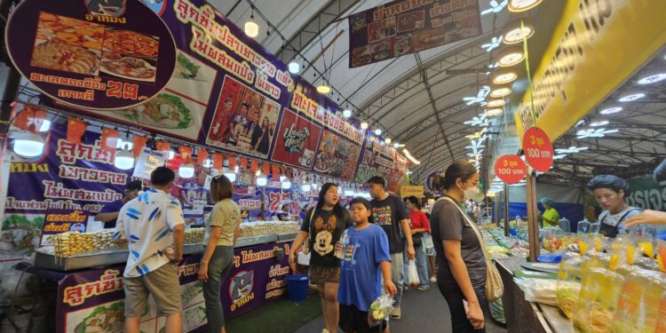 ร้านทะเลดองยกพวกมาตีร้านอื่นที่ขายเหมือนกันกลางงานวันเกษตร จ.ปราจีนบุรี พร้อมขู่ยิง ท่ามกลาง นทท.ถ่ายคลิปในปีนี้พบราคา “ทุเรียน” ถูกลงมากเนื่องจากผลผลิตในสวนดกกว่าที่ที่แล้ว ราคาตั้งแต่ 150 -250 บาท /กก. นอกจากนี้ยังพบว่ามีการนำทุเรียนจากต่างพื้นที่มาหน่ายใน จ.ปราจีนบุรี