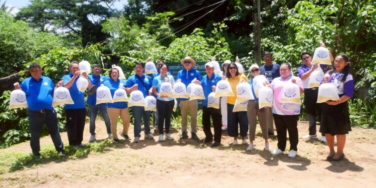 สมาคมสื่อมวลชนเกษตรฯ จับมือผู้ใหญ่ใจดี ร่วมทำกิจกรรม   “จิตอาสาแบ่งปันเพื่อน้อง” มอบทุนการศึกษา อุปกรณ์กีฬา 