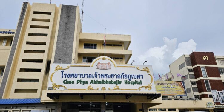 นักเรียนและครู รวม 23คนถูกหามส่ง2รพ. หลังคลื่นไส้-อาเจียน คาดอาหารเป็นพิษหลังจากกินข้าวเที่ยงส่วนใหญ่เป็นข้าวมันไก่และที่เหลือกินก๋วยเตี๋ยว ที่โรงอาหารของโรงเรียน โดยทางสำนักงานสาธารณสุข จ.ปราจีนบุรีจะได้ทำการสอบสวนสาเหตุต่อไป ล่าสุดนอนรักษาอาการที่ รพ.15 ราย