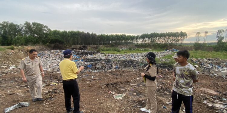 อำเภอศรีมหาโพธิ ตรวจบ่อขยะถูกลักลอบนำมาทิ้ง -จุดไฟเผา