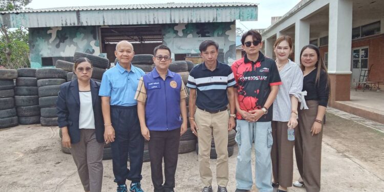 คึกคัก!เชิดสิงโตรวบรวมยางรถยนต์เก่าได้มากกว่า 700 เส้นสร้างบังเกอร์ให้ทหารไทยจุดผามออีแดง จังหวัดศรีษะเกษ พร้อมข้าวสารอาหารแห้งน้ำดื่มสะอาดเตรียมปิดรับ-พร้อมส่งแล้วในวันศุกร์ ที่ 13 มิ.ย.68 นี้จะได้มากกว่า 1,000 เส้น เป็นขวัญและกำลังใจอีกอย่างจากแนวหลังส่งให้กับแนวหน้า