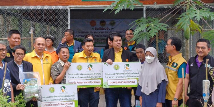 คณะกรรมการบริหารความร่วมมือเพื่อแก้ปัญหาโรคยางพาราในพื้นที่จังหวัดยะลาและปัญหาราคายางพาราลงพื้นที่ติดตามการดำเนินงานบริหารจัดการโรคใบร่วงยางพารา จังหวัดยะลา