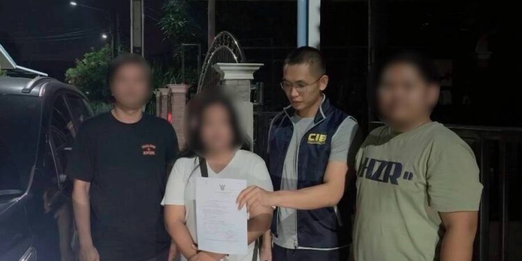 รวบสาวพัทยา รับจ้างถอนเงิน 9 แสนบาท หลังมิจฉาชีพสวมรอยเป็นหลานผู้เสียหายทักเฟซบุ๊กลวงให้โอนเงิน อ้างค่าซื้อโทรศัพท์