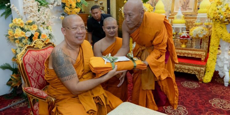 คลื่นศิษยานุศิษย์ ร่วมถวายมุทิตาสักการะ อายุวัฒนมงคล 53 ปี หลวงพี่น้ำฝน แน่นวัดไผ่ล้อม พระอารามหลวง จังหวัดนครปฐม