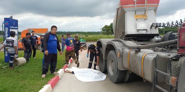รถพ่วง22ล้อบรรทุกคอนกรีตสำเร็จ ชนรถจักรยานยนต์ทับ2สาวเจ็บ1เสียชีวิต1 ขณะที่เลี้ยวรถปูนเพื่อที่จะเข้าปั๊มไปฉี่ห้องน้ำ