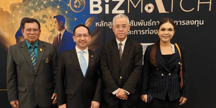 นายปรพล อดิเรกสาร ที่ปรึกษาของรัฐมนตรีว่าการกระทรวงทรัพยากรธรรมชาติเเละสิ่งเเวดล้อม เเละ อดีตคณะที่ปรึกษารองนายกรัฐมนตรี (นายดอน ปรมัตถ์วินัย) มาร่วมงานเเถลง ข่าว สจล. จับมือ สมาคมธรรมาภิบาลการค้า การลงทุนและการท่องเที่ยว (TITGA) ลงนามบันทึกข้อตกลงความร่วมมือทางวิชาการ มุ่งเน้นการ บูรณาการองค์ความรู้ทางวิชาการร่วมกัน ทั้งในการจัดทำหลักสูตร การแลกเปลี่ยนองค์ความรู้ การฝึกอบรม และการพัฒนาเทคโนโลยีและนวัตกรรม