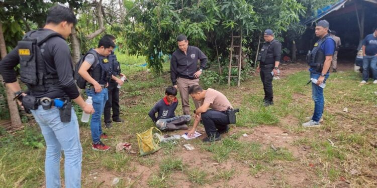 ตำรวจท่องเที่ยวอีสาน ขยายผลรวบเครือข่ายที่จำหน่ายยาเสพติดให้กับชาวต่างชาติที่กลืนยาบ้าซุกซ่อนในช่องท้อง