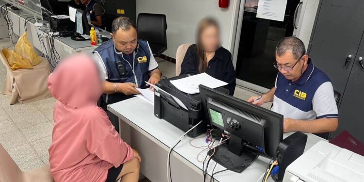 บุกรวบเจ้าของร้านเหล้าเถื่อน  แฝงนำสาวลาวค้ากามลูกค้าเมืองนครนายก