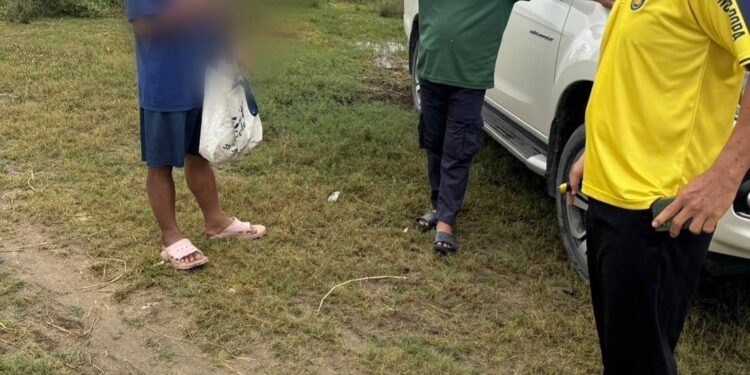 กำนันตี๋ หนองหงษ์นำทีมชาวบ้านซุ่มจับหัวขโมยขับกระบะมาลักหม้อแปลงควบคุมไฟของประปา อบต.ทำเอาปั้มไม่ทำงานน้ำในหมู่บ้านไม่ไหลเดือดร้อนหนัก ได้พร้อมของกลาง เจ้าตัวอ้างเป็นช่างมาซ่อมแซมมีคลิปภาพนาทีเข้าจับกำลังถอดของ 