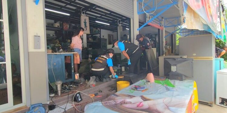 เพื่อนบ้านเดือด! ฉุนสะสมกว่า 10 ปี คว้าปืนยิงช่างซ่อมไฟฟ้าเสียชีวิต