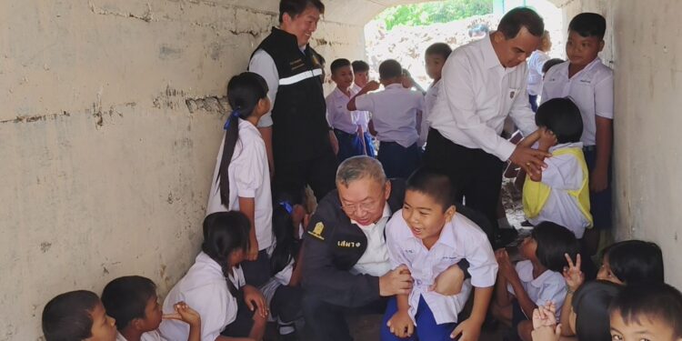 รมว.ศึกษาธิการ ลงพื้นที่ตรวจเยี่ยม ร.ร.ชายแดน ศรีสะเกษ ด้านเขาพระวิหาร