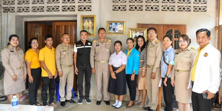 ผู้ว่าราชการจังหวัดชลบุรีตรวจเยี่ยมนักเรียนทุนการศึกษาพระราชทานสอบถามสภาพความเป็นอยู่ ให้กำลังใจ มอบทุนการศึกษาเพิ่มเติมจากส่วนตัว พร้อมทั้งมอบเครื่องอุปโภคบริโภค ข้าวสาร และน้ำดื่ม เพื่อบรรเทาภาระให้แก่นักเรียนทุน