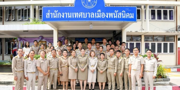 นายธวัชชัย ศรีทอง ผู้ว่าราชการจังหวัดชลบุรี เป็นประธานเปิดการประชุมสภาเทศบาลเมืองพนัสนิคม ครั้งแรก โดยมีนายเจษ เสียงลือชา ท้องถิ่นจังหวัดชลบุรี น.ส.อรุณรัตน์ พุ่มเจริญ นายอำเภอพนัสนิคม หัวหน้าส่วนราชการ และหน่วยงานที่เกี่ยวข้องเข้าร่วมประชุมอย่างพร้อมเพรียงทั้งนี้ สืบเนื่องจากคณะกรรมการการเลือกตั้งจังหวัดชลบุรีได้จัดให้มีการเลือกตั้งนายกเทศมนตรีเมืองพนัสนิคมและสมาชิกสภาเทศบาลเมืองพนัสนิคม