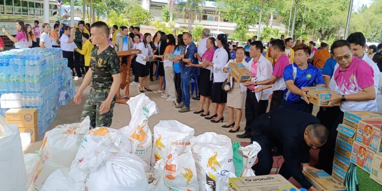 ศรีสะเกษ/ผู้อำนวยการสำนักงานเขตพื้นที่การศึกษาศรีสะเกษ เขต 3 นำทีม บุคลากรทางการศึกษาจาก 4 อำเภอ และภาคเอกชน นำสิ่งของมอบทหารกองกำลังสุรนารีที่ชายแดน