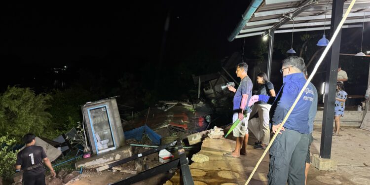 บ้านริมแม่น้ำปราจีนบุรี 3 หลังพังสไลด์ลงแม่น้ำบางส่วนแล้ว อีก 30 หลังเดือดร้อนเป็นแนวยาวเกือบ 2 กม. เร่งช่วยเหลือเบื้องต้นคาดสาเหตุพื้นที่ริมแม่น้ำดินอ่อนนุ่ม บ้านติดแม่น้ำเป็นช่วงคุ้งโค้งแม่น้ำที่น้ำกัดเซาะ นอภ.ได้ห้ามเข้าพื้นที่ ไปอยู่ในบริเวณนั้น ช่วยเหลือถุงบังชีพ และ ในระยะยาว ปภ. – โยธา และ หน่วยงานเกี่ยวข้องทุกภาคส่วนจะมาดูระยะยาวที่จะทำเขื่อนกันแนวตลิ่งพังต่อไป