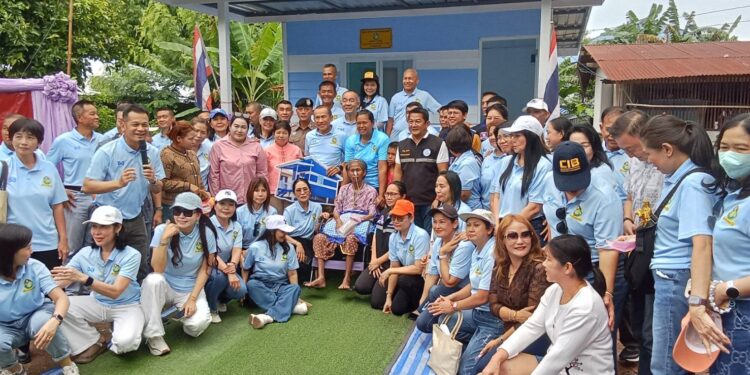 สุดเท่ตำรวจจัดกิจกรรมชุมชนยั่งยืนสร้างบ้านมอบให้ผู้ป่วยติดเตียงครอบครัวไม่ยุ่งเกี่ยวยาเสพติดเป็นรางวัล! ทำการบูรณาการร่วมกันทั้งฝ่ายปกครองสาธารณะสุข องค์กรปกครองส่วนท้องถิ่น (อปท.) กำนัน ผู้ใหญ่บ้าน ชุมชน ชาวบ้านนำผู้เสพยาไปบำบัด-ปราบปราม