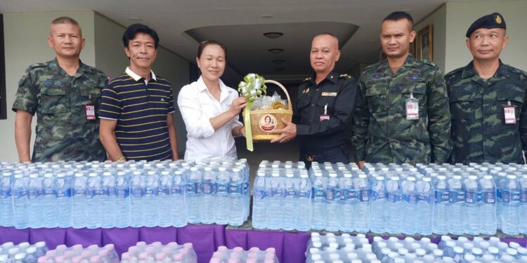 สกลนคร ร้านแม่แต้มของฝากเมืองวานรมอบน้ำดื่มให้ทหารชายแดน