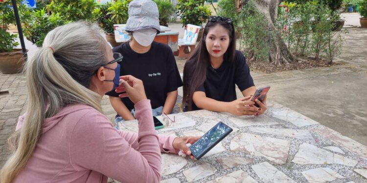 (กล้องวงจรจับภาพ) วันเดียวขึ้นบ้าน 4 หลัง โจรขึ้นบ้านผู้กำกับ ได้เงินสด 10000 บาทเสื้อผ้าประมาณ 10 ตัวเปิดตู้เย็นกินขนมอาบน้ำเปลี่ยนเสื้อผ้าดูดบุหรี่นอนบนที่นอนทิ้งเสื้อเอาไว้ให้ดูต่างหน้าและฉีดสเปลดับกลิ่นให้ก่อนออกจากบ้าน โพสต์ โจร เข้าทุกบ้าน