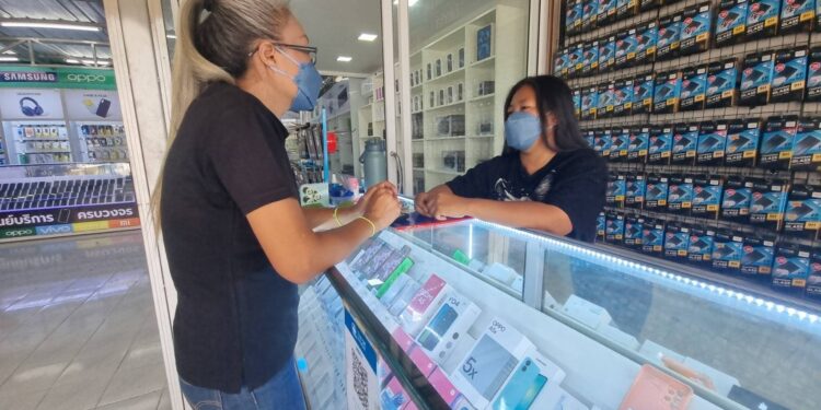 โจรในคราบลูกค้า หนุ่มแสบซื้อโทรศัพท์ พอดูเสร็จ บิดรถจยย. หนีต่อหน้า