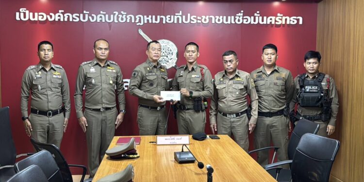 นนทบุรี ”บิ๊กจิ๋ว“ ลงพื้นที่มอบรางวัลให้ขวัญกำลังใจ 2 ตำรวจสายตรวจ ย้ำยิงยับยั้งคนร้ายเป็นการป้องกันตัวตามยุทธวิธีในการเผชิญเหตุ