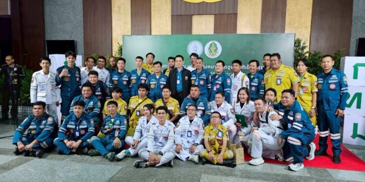 พิธีมอบประกาศเกียรติคุณ และเครื่องหมายเชิดชูเกียรติแก่ผู้ทำคุณประโยชน์แก่กรุงเทพมหานคร กรณีเหตุแผ่นดินไหว ณ ศาลาว่าการกรุงเทพมหานคร 2 (ดินแดง) .