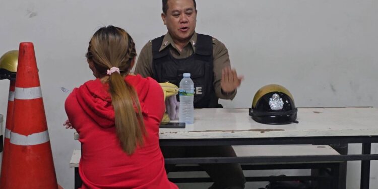 นนทบุรี พิษเศรษฐกิจสาวสวยลูกสองคิดสั้นจะกระโดดสะพานพระนั่งเกล้าพลเมืองดีช่วยไว้ได้ทัน