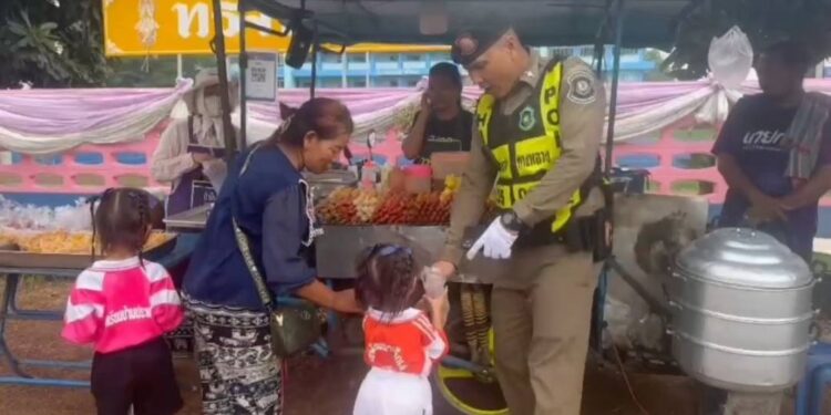 อมยิ้มชื่นชมกับคลิปขณะ ตร.ทางหลวงกำลังแจกลูกชิ้นและช่วยไปส่งนร.ที่โรงเรียนเนื่องจากผู้ปกครองต้องไปทำงาน และรถจักรยานยนต์ที่ใช้ขับขี่ ก็ชำรุดเสียหาย