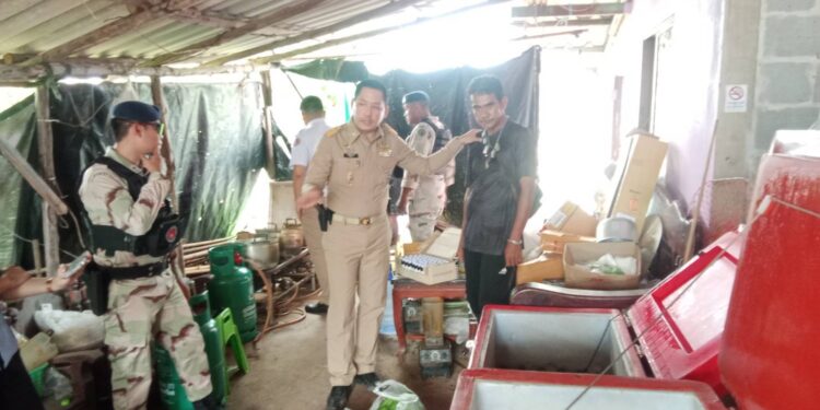 ทลายแหล่งผลิตน้ำกระท่อมผิดกฏหมาย แหล่งใหญ่ในพื้นที่อำเภอบ้านสร้าง“ชุดปฏิบัติการพิเศษปกครองปราจีนบุรี จับกุมผู้ลักลอบขายน้ำต้มใบกระท่อม ผสมยาแก้ไอ พร้อมยาบ้า”