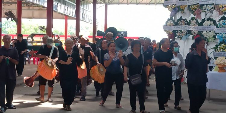 งานศพแปลก ตีกลองยาว-แห่รำกลองยาวเผามือกลองพร้อมจัดมุมนำเสื้อผ้าชุดกีฬา-ของที่ระลึกทีมฟุตบอลลีคดังทีมลิเวอร์พูลที่คว้าแชมป์ลีกสมัยที่ 20 มาครองอย่างยิ่งใหญ่ของผู้เสียชีวิตมาประดับไว้ให้ผู้มาร่วมงานเห็น