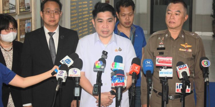 ผู้ช่วย รมต.สธ.นำ ผอ.กองควบคุมวัตถุเสพติด และฝ่ายกฎหมายสำนักงานคณะกรรมการอาหารและยา (อย.) ร้องทุกข์ดำเนินคดี 7 หมอ ที่บช.ภ1