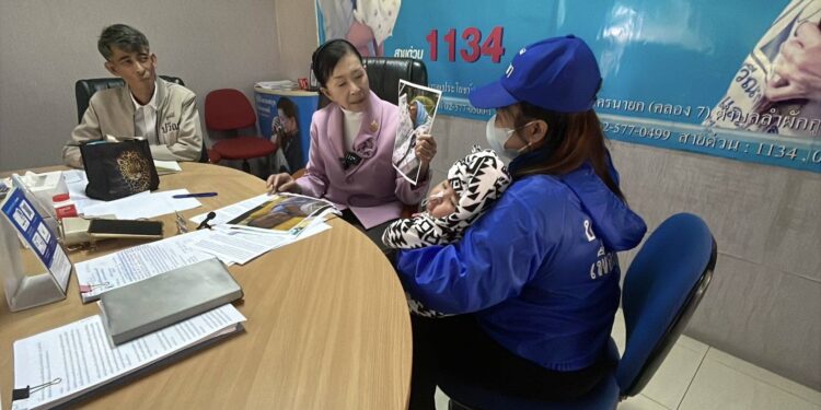 ปทุมธานี แม่เลี้ยงเดี่ยวอุ้มลูกน้อย“น้องเจ้าขุน”วัย 1 ขวบ 10 เดือนเด็กพิการซ้ำซ้อนขณะทำคลอดเข้าร้อง“ปวีณา”ช่วยค่าเดินทางรักษาตัวในกรุงเทพฯเพื่อรักษาอาการทางสมองชักเกร็ง