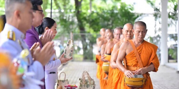 คณะสงฆ์และพสกนิกรอำเภอคลองหลวงร่วมทำบุญตักบาตรถวายพระราชกุศลแด่สมเด็จพระนางเจ้าฯ เนื่องวันเฉลิมพระชนมพรรษา 3 มิถุนายน 2568