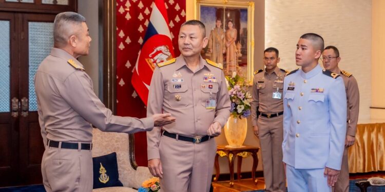 ผู้บัญชาการทหารเรือ มอบโอวาท ว่าที่ เรือตรี ปุญระพี ประกิจ ที่เข้ารายงานตัว หลังสำเร็จการศึกษาจาก โรงเรียนนายเรือสหรัฐฯ