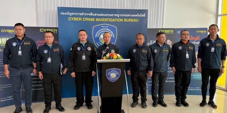 พล.ต.ท.ไตรรงค์ ผิวพรรณ ผบช.สอท., พล.ต.ต.วิวัฒน์ คำชำนาญ รอง ผบช.สอท. ร่วมแถลงข่าว ตำรวจไซเบอร์แถลงความคืบหน้าคดีลวง “ชาลอต” ปิดเกมกองร้อยปอยเปต รวบ 4 ตัวการ ศาลสั่งจำคุกเกือบ 20 ปี เร่งล่าเจ้าของบัญชีคริปโตชาวเขมร