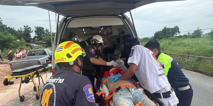 กำแพงหมู่บ้านถล่มทับคนงานก่อสร้างเจ็บหลายราย